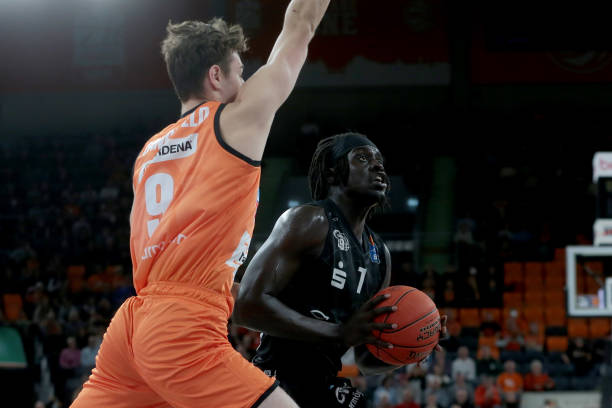 中略显僵化 中略显僵化